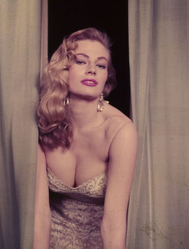 Красивых женщин вам в ленту прямиком из 1950-х годов
