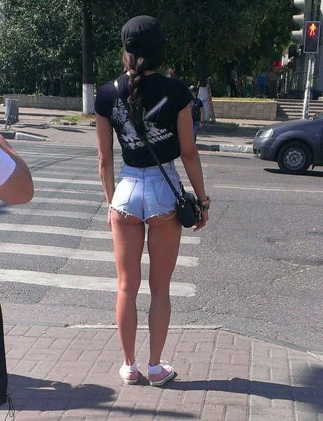 Девушки, которым уже жарко. И они хотят купаться