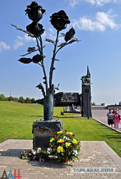 В Донецке открыт памятник погибшим мирным жителям
