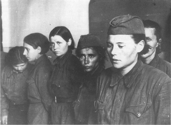 Советские женщины-военнослужащие в плену