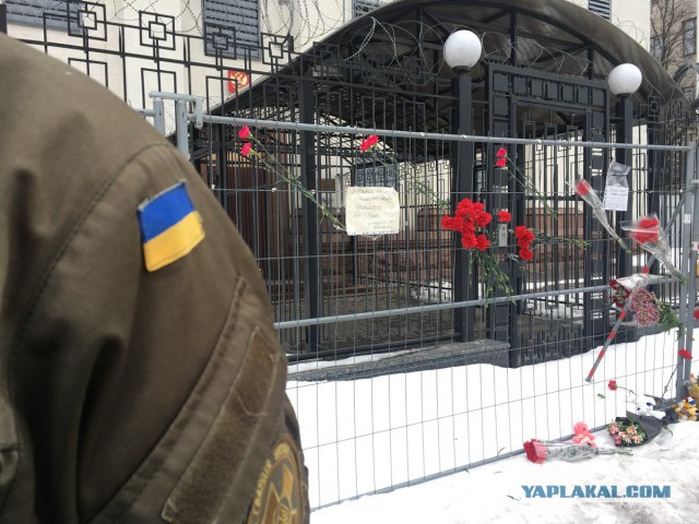Из-за трагедии в Кемерово скорбят не только в России. Люди несут цветы и игрушки к посольству России в Киеве