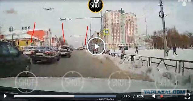 В Кирове водитель BMW сбил семью с ребёнком на пешеходном переходе, проехав на ЗЕЛЁНЫЙ