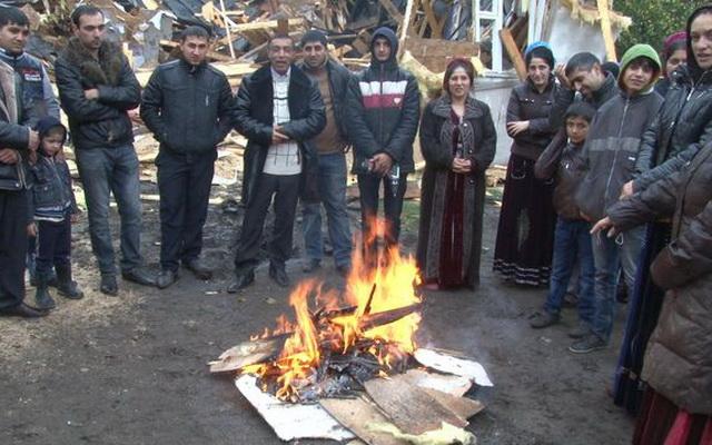 Боже, это же все равно ребенок! Он слабый! В чем проблема просто силой вырвать стакан?!
