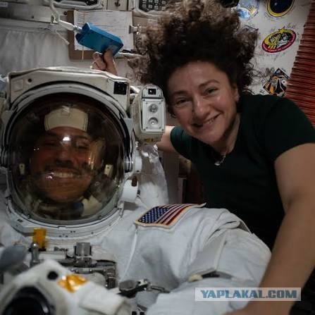 Раньше на Луну летали как на дачу, а сейчас... NASA отложило очередной выход с борта МКС из-за проблем со скафандром