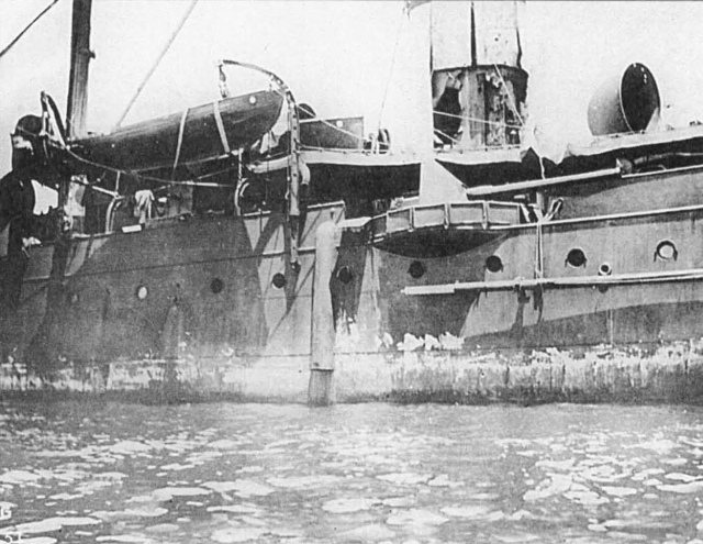 Крейсер «Аврора» в Маниле после Цусимского боя.1905 год