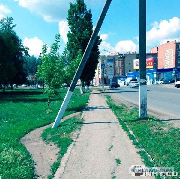 Если в начале пьесы посреди здоровой площадки стоит одинокий столб...