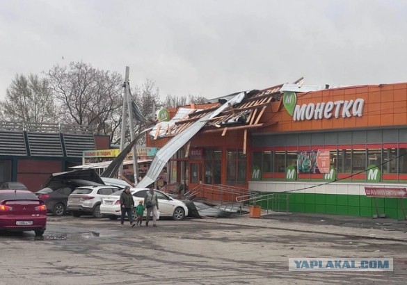 В Новой Москве буря сорвала российский флаг — его быстро вернули на место простые подростки, которые гуляли рядом