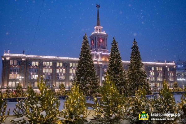 В сети при сравнении предновогодней Москвы с другими регионами пишут «Капитолий передаёт привет дистриктам»