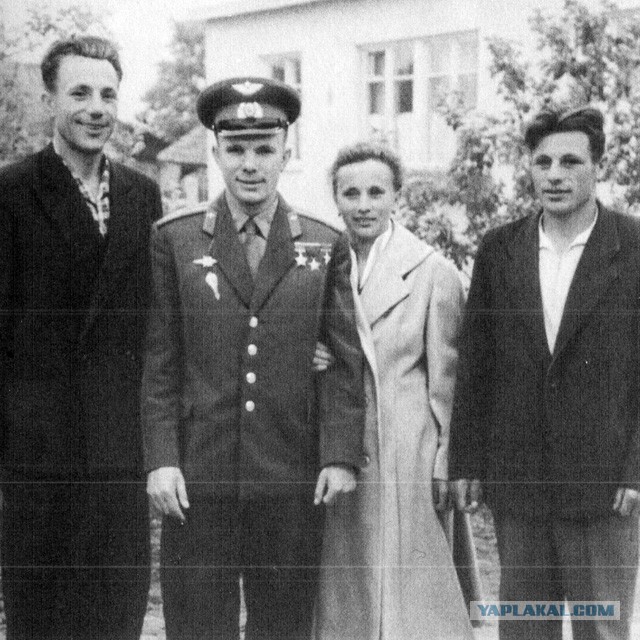 Знаменитости и их родные братья с сестрами