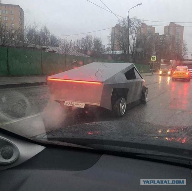 Cybertruck, собранный в гараже, разъезжает по дорогам Москвы