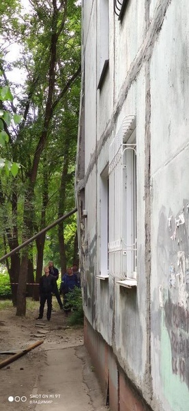В Омске панельный дом подперли палкой, чтобы он не развалился