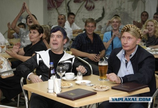 Путин и Медведев смотрят футбол в Сочи