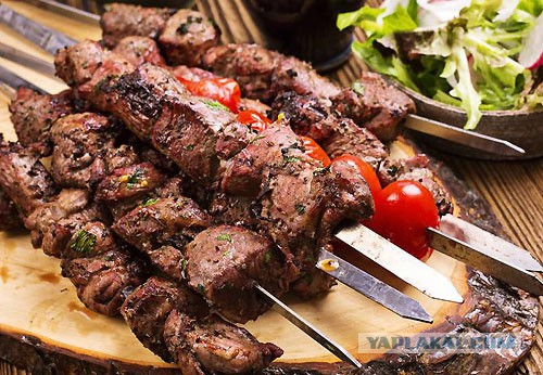 Австралийский фермер снял с дрона перемещения овец по пастбищу.