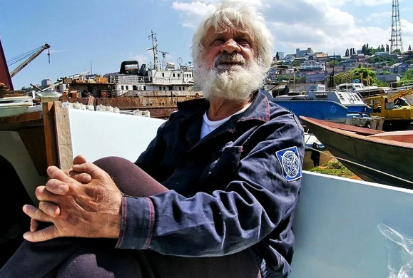 Как русский пенсионер построил яхту у себя на балконе и в одиночку совершил два кругосветных плавания. История Евгения Гвоздева