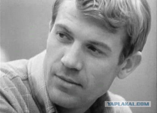 Человек в проходном дворе