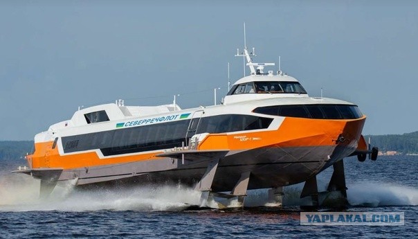 Катамаран на подводных крыльях на Байкале