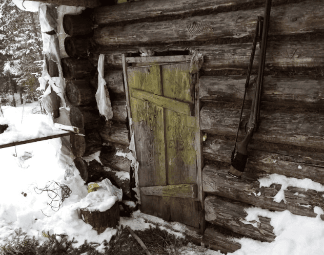 Почему охотники в Сибири оружие в избушку не заносят