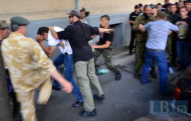 Митингующие заблокировали выходы из Рады