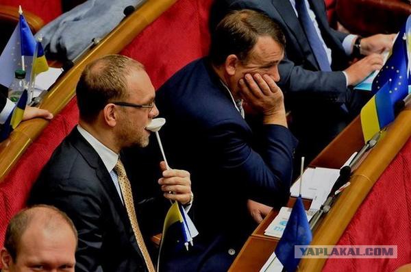 Яценюк подал в отставку.