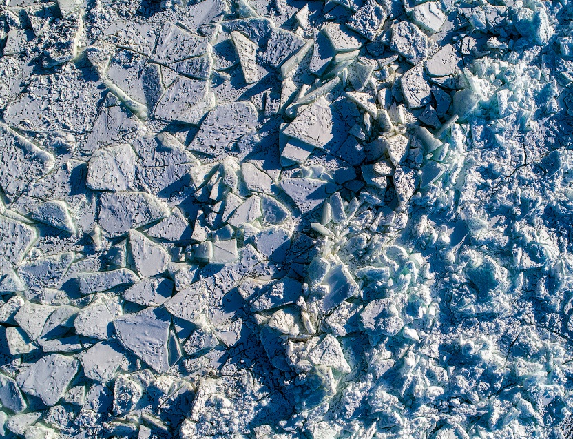 Лед снизу. Лед Байкала текстура. Острый лед. Нагромождение обломков льда 5 букв. Космос Новосибирск лёд.