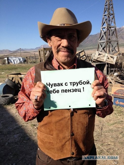 Чувак с металлической трубой против ...