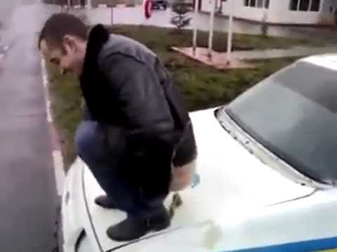 В Химках мужчина припарковался в неположенном месте, снял номера и прицепил машину к столбу