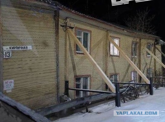 Жилой дом в Салехарде в прямом смысле держится на одних соплях подпорках