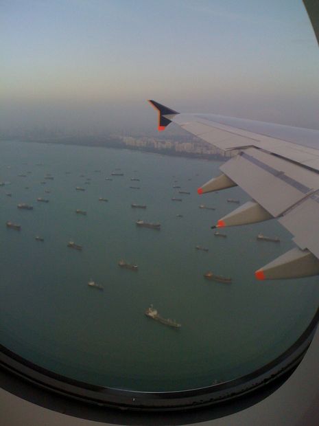 Призрачный флот у берегов Сингапура (8 фото)