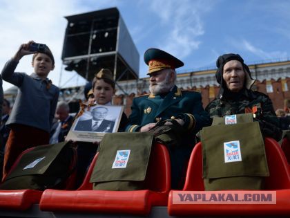 "ряженные" на трибунах Парада Победы