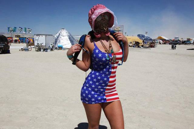 Симпатичные девушки с фестиваля Burning Man