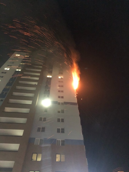 Страшные кадры с улицы Циолковского в Дзержинске. Там произошел пожар в 25-этажном жилом доме