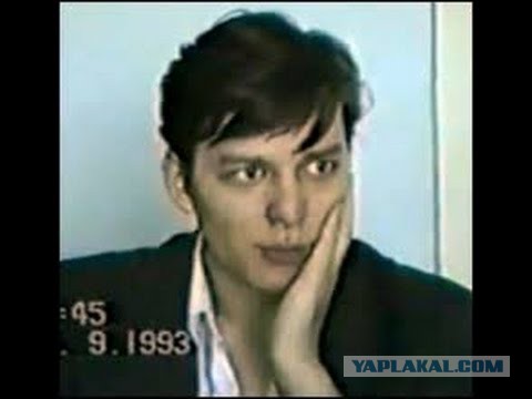В Ивано Франковске в мусорном баке возят чиновника