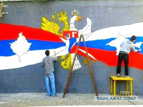 В центре Белграда звучит "Вставай, страна огромная!"