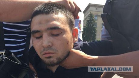 "Больной, что ли?": Девушка случайно сняла человека с автоматом в Алма-Ате на видеорегистратор