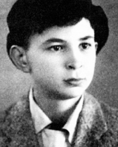 Илья Олейников. Едва выйдя на сцену, умудрился повалить все 8 стоявших там микрофонов. Зал хохотал