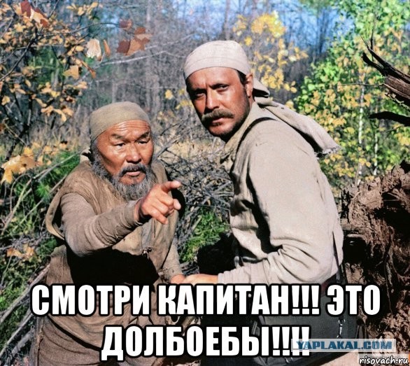 На плечах девушка, а в руках два пакета