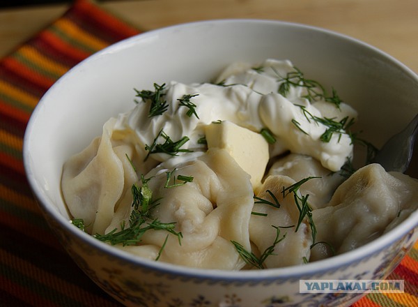 варка пельменей. пельмени в кастрюле. пельмени с чесночным соусом. соус для пельменей. пельмени нужно добавлять масло.