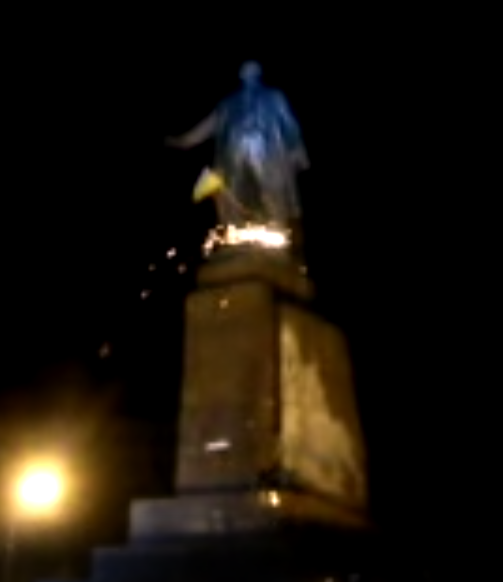 Опять украинцы к памятнику пристают
