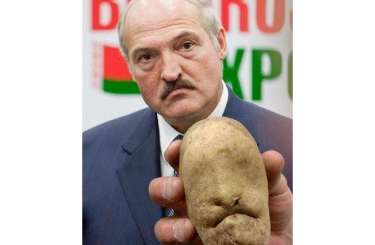 Лукашенко научил Жерара Депардье косить траву