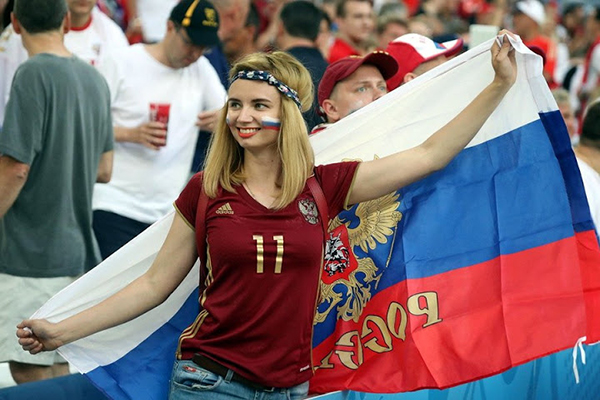 10 самых красивых российских болельщиц в 2016-м году