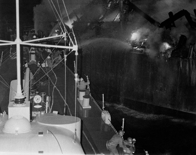 Цепочка мелочей: USS Belknap vs USS Kennedy