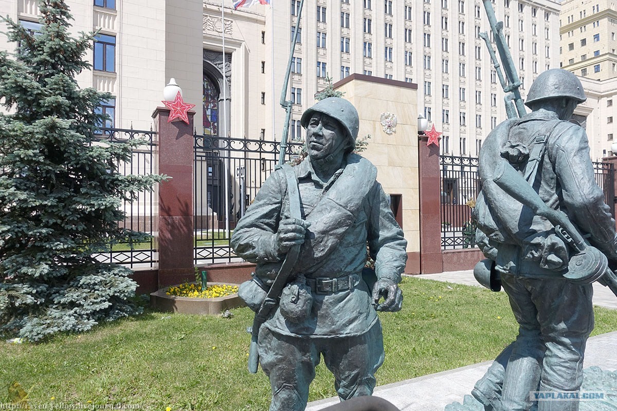 В каком городе установлен памятник героям