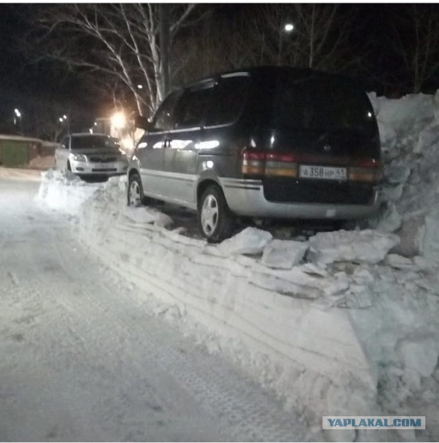 В Москве вторые сутки сильный снегопад, из-за которого сугробы выросли до 44 сантиметров. Немного фотографий заснеженной столицы