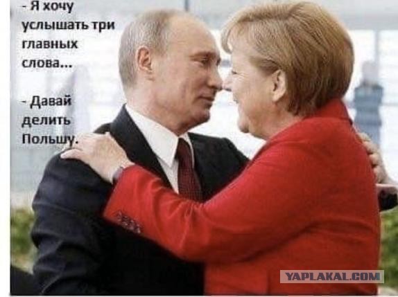 На Западе верят, что на этом фото целуются немецкий солдат и красноармейка на параде в 1939-м. А что на самом деле?