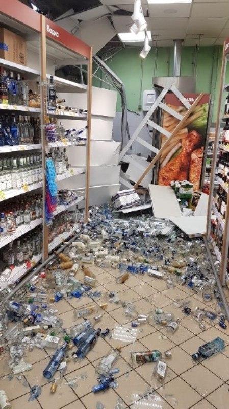 Военный КАМАЗ въехал в подмосковный супермаркет, пробив стену и запахло спиртным