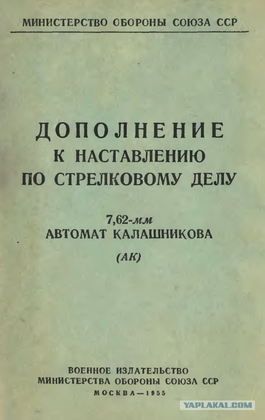 Тактическией вьетнамец охраняет кафе от мародеров в Лос-Анджелесе