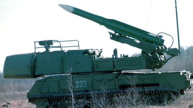 Рассчёт ЗРК "Бук" благодарит свою боевую машину