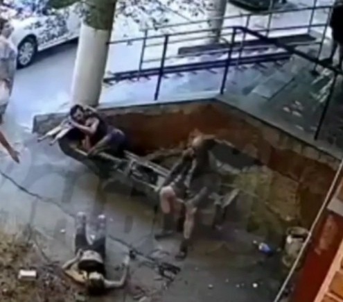 В Ростове-на-Дону прохожий пытался поймать выпрыгнувшую из окна многодетную мать с помощью рюкзака