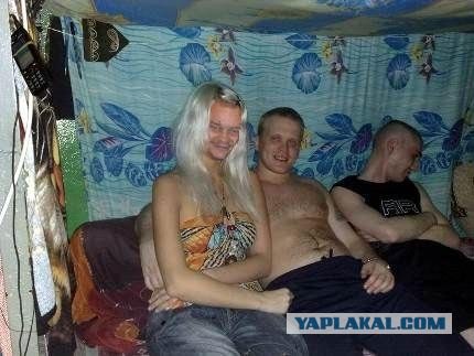 В камеры к арестованным водят проституток