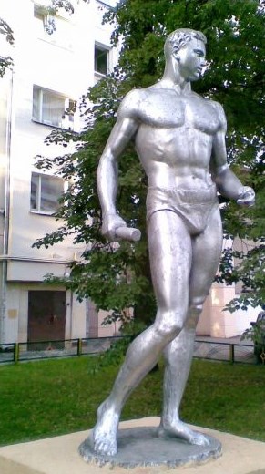 Статуи vs люди